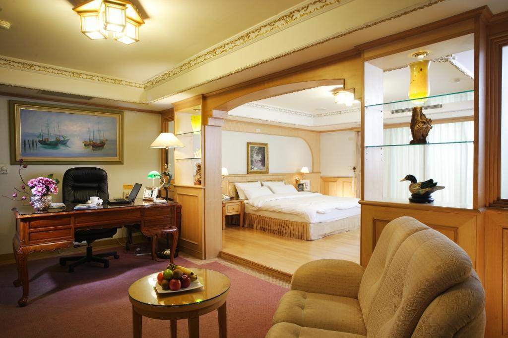 Kingdom Hotel Sin-ču Exteriér fotografie